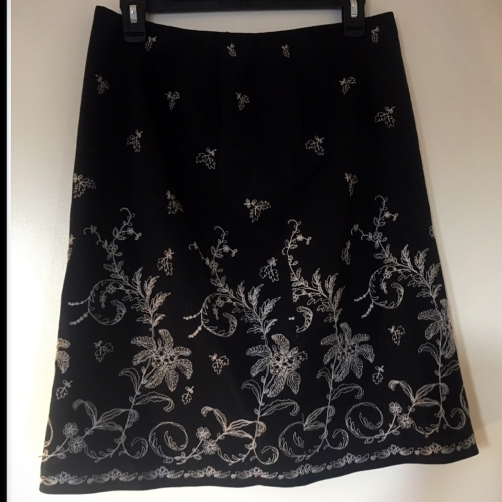 Ann Taylor Black & White Embroidered Skirt (6p)
